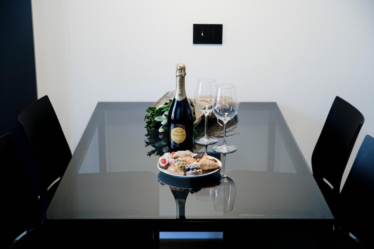 Dome'S Charme - The House Of Travelers Apartment โกโม ภายนอก รูปภาพ